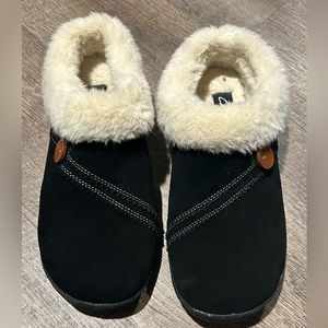 Clarks - Fur Lined Pull on Slippers - size 9